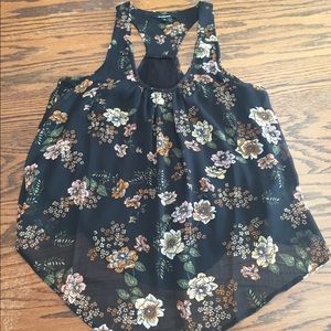 🐰Black floral racer back tank🐰